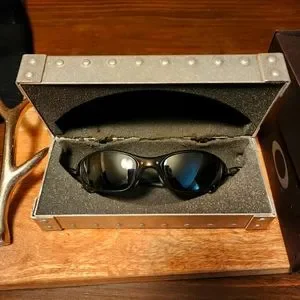 記念グッズ Empty Oakley Juliet box with Xl coin Oakley Romeo and Juliet Coin and Coin Display Stand